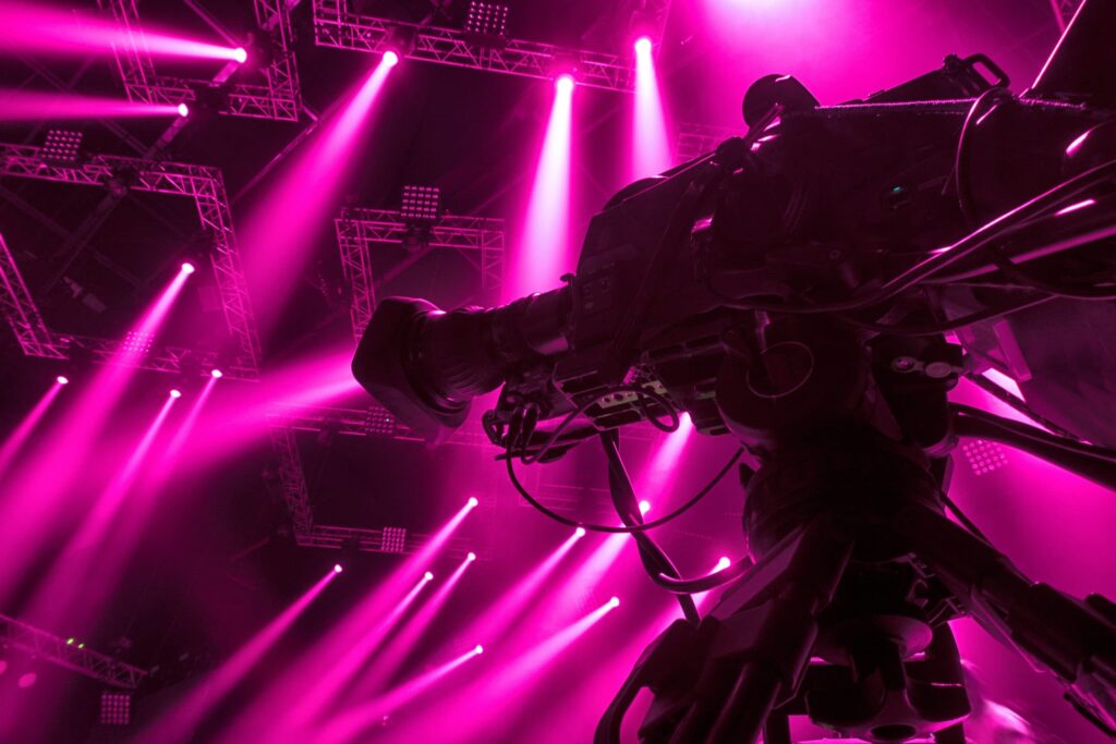 Homepagina 3 a camera on a tripod with purple lights